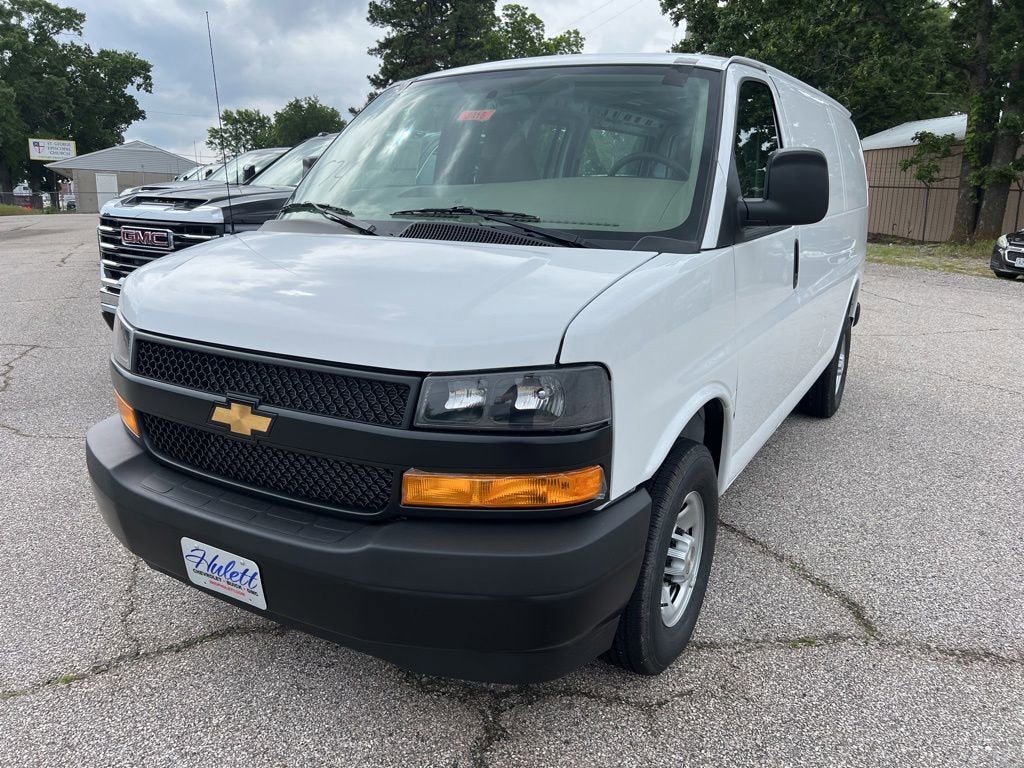 2026 Chevrolet Express 2500 Work Van HD's photo